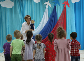 Кукла в гостях у малышей Кукла в гостях у малышей.