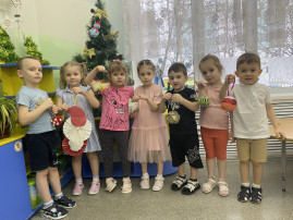 Подари игрушку Ёлочке Подари игрушку Ёлочке.
